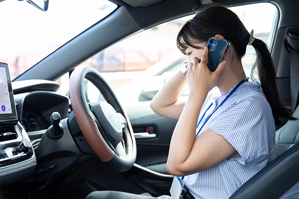 電話をする女性