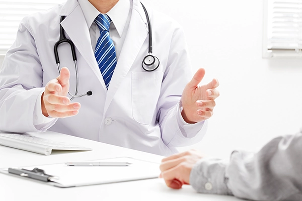 カウンセリングを行う医師