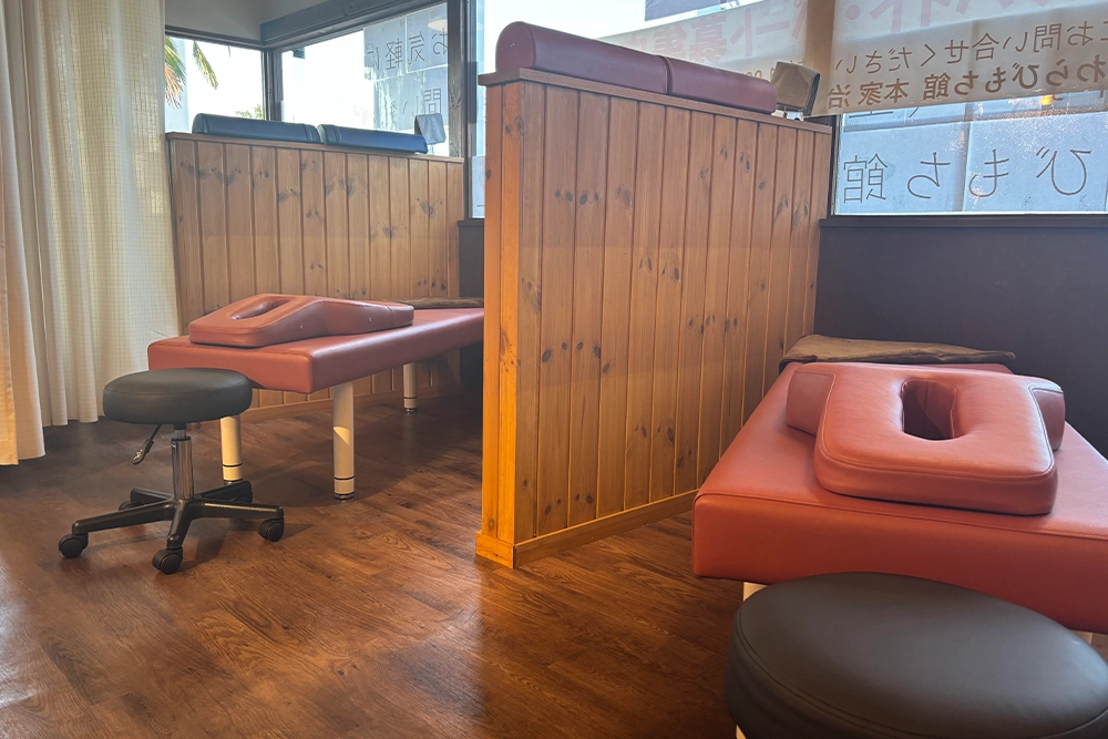 施術ベッドが並ぶエリア