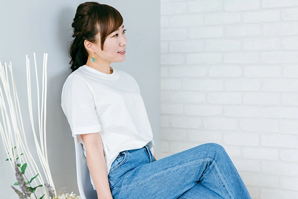 足を組みながら喋る女性