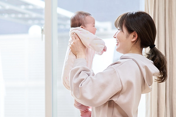 赤ちゃんを抱っこするお母さん