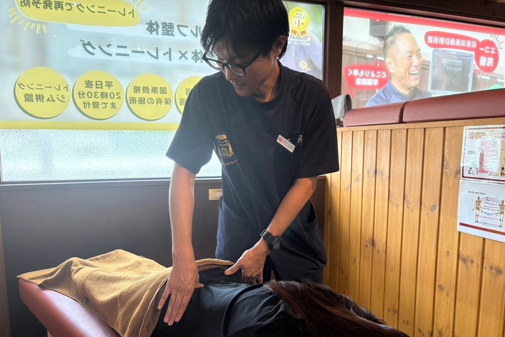 診察を行うスタッフ